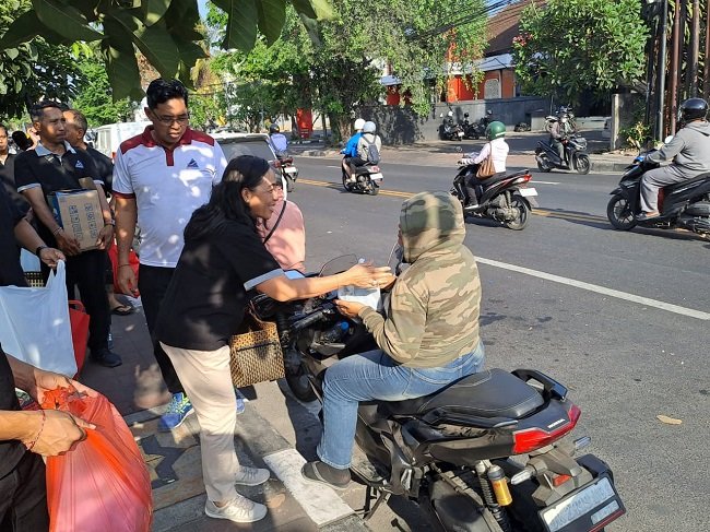 OPD dan Perumda Denpasar Turun Jalan Bagikan 300 Lebih Nasi Bungkus di SPBU