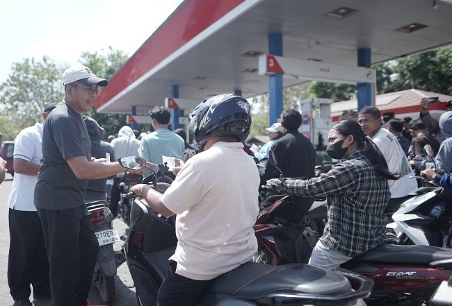 Pantau Distribusi BBM, Bupati Gus Par Bagikan 2.000 Liter Pertalite Gratis
