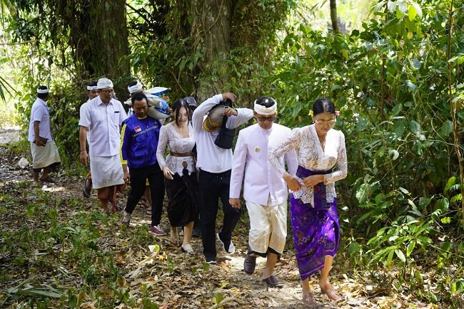 Di Sela Kunjungan Spiritual, Bupati Satria Salurkan Bantuan Sembako untuk Warga Nusa Penida