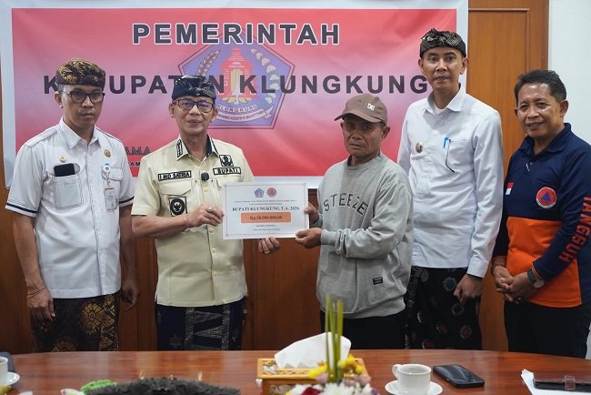 Bupati Klungkung Serahkan Rp 353 Juta untuk Korban Kebakaran