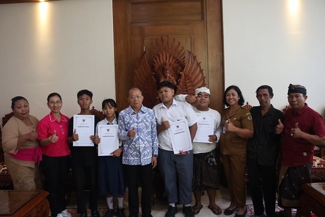Kisah Haru Siswa Yatim Piatu SMKN 1 Denpasar : Hidup dari Tabungan Nenek Rp 20 Ribu Sehari, Kini Dibantu Gubernur Koster