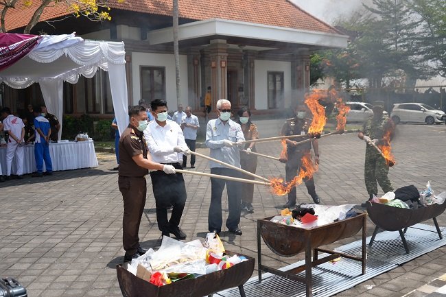 Kejari Badung Musnahkan Barang Bukti 75 Perkara Pidana Inkracht, Didominasi Narkotika Jenis Sabu Hingga Kokain