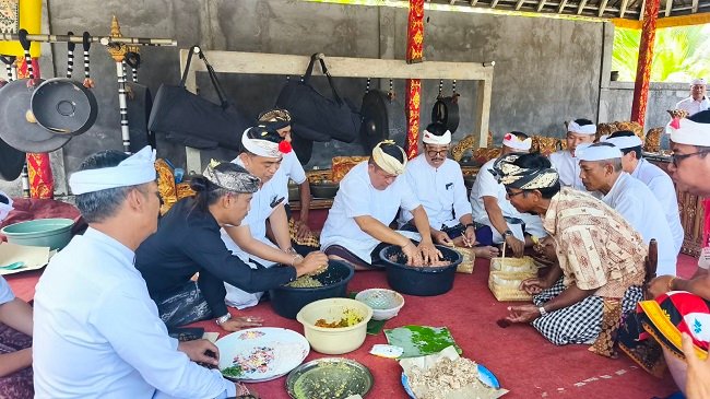 Ikuti Mebat Hingga Sembahyang di Susut, Bupati Sedana Arta Perkuat Pelestarian Adat Lewat Tumpek Wayang