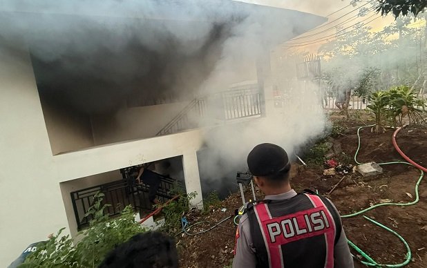 Asap Pekat Membubung, Villa di Nusa Penida Terbakar Minggu Sore