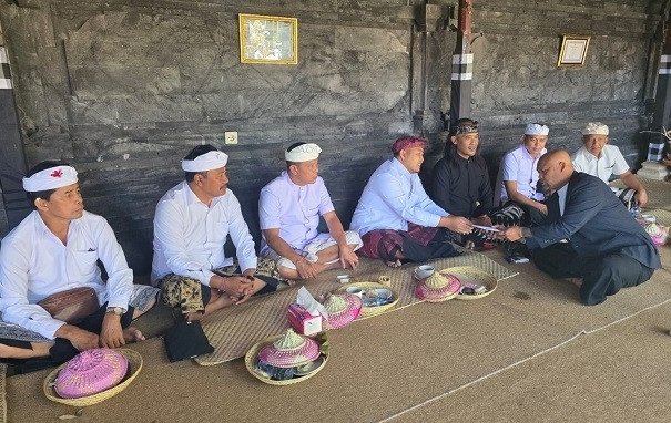 Kompak Urunan Lintas Partai, Komisi I DPRD Bangli Serahkan Dana Punia ke Pura Ulundanu Batur