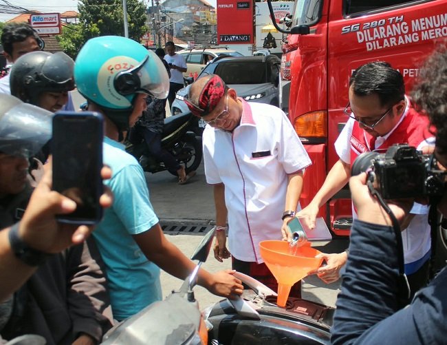 Sapa Warga di SPBU Sesetan, Gubernur Koster Pastikan Stok Aman dan Minta Masyarakat Bersabar