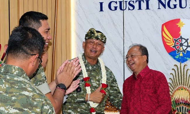 Satu Almamater di Singaraja! Gubernur Koster Sambut Hangat Putra Buleleng Mayjen Putra Widiastawa Jadi Pangdam IX/Udayana