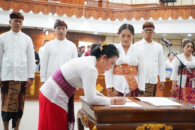 Sekda Dewa Made Indra Lantik Anggota KPAD Provinsi Bali Periode 2026–2031