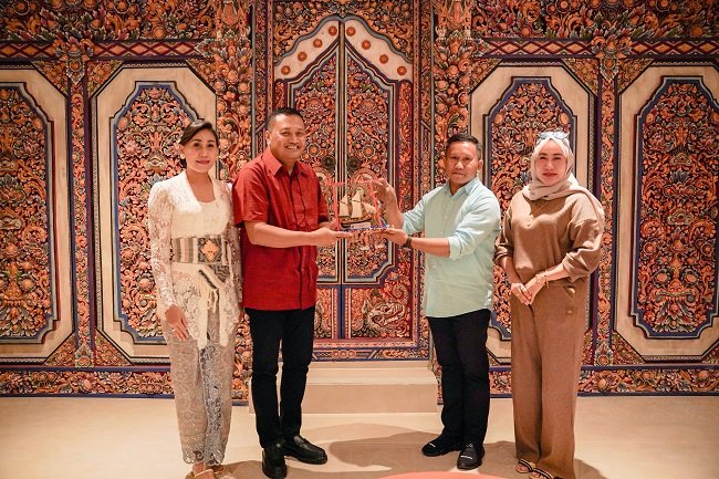 Tertarik Layanan Kesehatan Gratis hingga 1.000 Beasiswa Kuliah, Pemkab Muna Barat Berguru  ke Gianyar