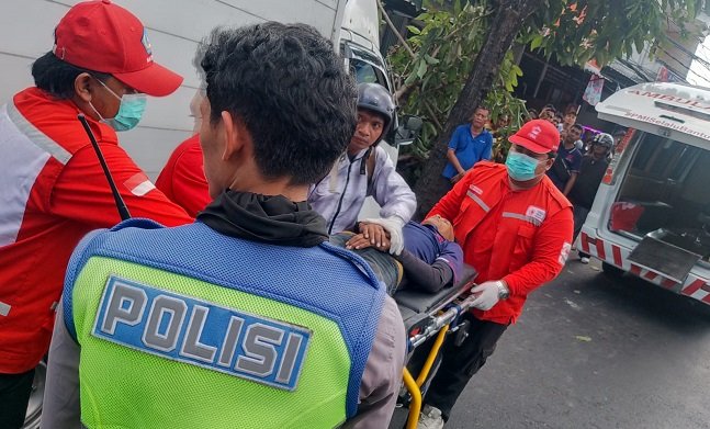 Oleng Hantam Pohon, Sopir Pikap Asal Kupang Tewas di Sempidi Badung
