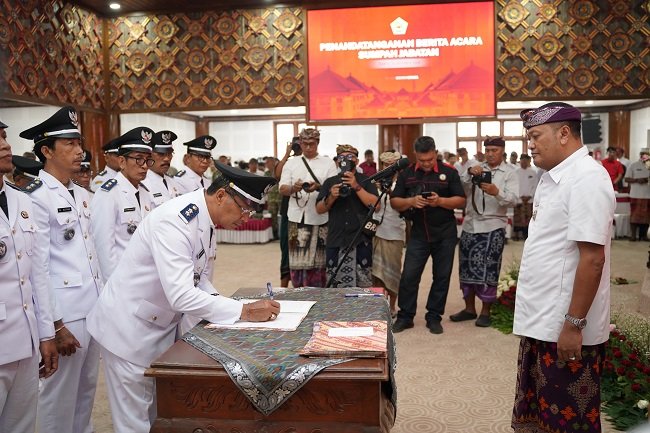 26 Perbekel Terpilih di Gianyar Dilantik, Bupati Mahayastra Tekankan Jabatan 8 Tahun Jangan Sia-Sia