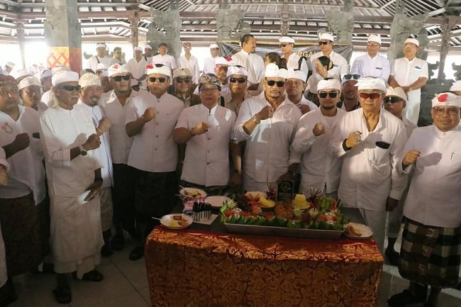 Tanpa Atribut Ormas di Besakih ! Wagub Giri Prasta Puji Kedewasaan Laskar Bali Shanti dan Serahkan Bantuan Rp 50 Juta