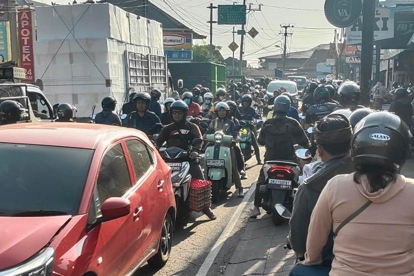 Antrean BBM Membludak, Jalur Utama Dalung – Puspem Badung Sempat Lumpuh Total
