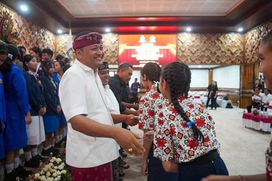 Kukuhkan Ketua OSIS dan Kader KALIBRASI, Bupati Mahayastra Pesan Generasi Muda Bijak Bermedia Digital