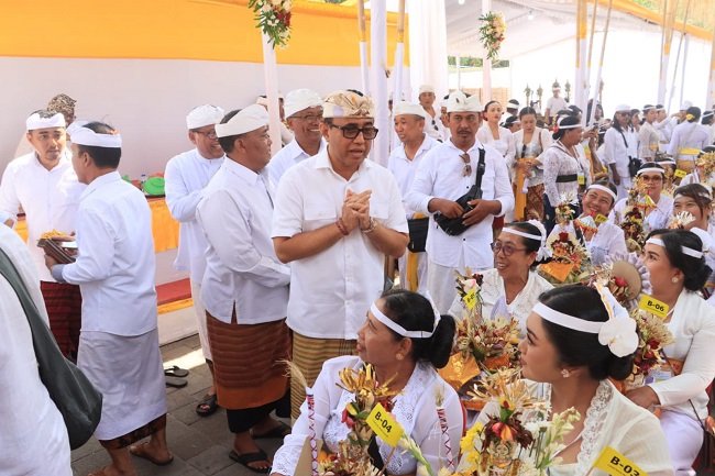 Diikuti 535 Puspa, Wali Kota Jaya Negara Hadiri Puncak Karya Angasti Puja Atma Wedana Maligia Punggel di Pantai Mertasari Sanur