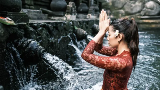 Arti Mimpi Sembahyang ke Pura Menurut Kepercayaan Hindu : Petunjuk Leluhur hingga Panggilan Pengayah