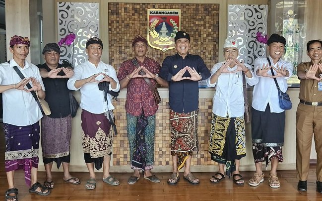 Bupati Gus Par Apresiasi Penyelamatan Lontar Kandan Pasek Badeg dan Restorasi Pura Bekas Erupsi Gunung Agung