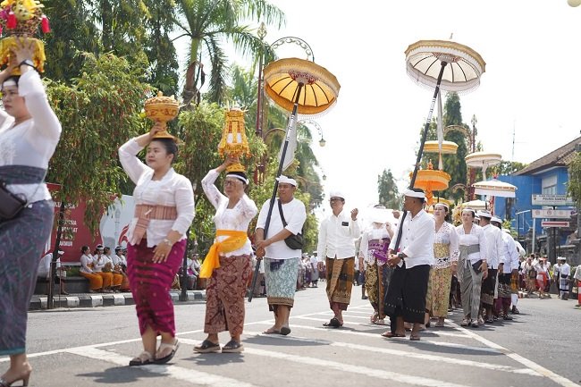 Mewujud Spiritual dan Pemerintahan Harmonasi, Pemkab Gianyar Gelar Peed Agung Kuno Menuju Puspem Baru