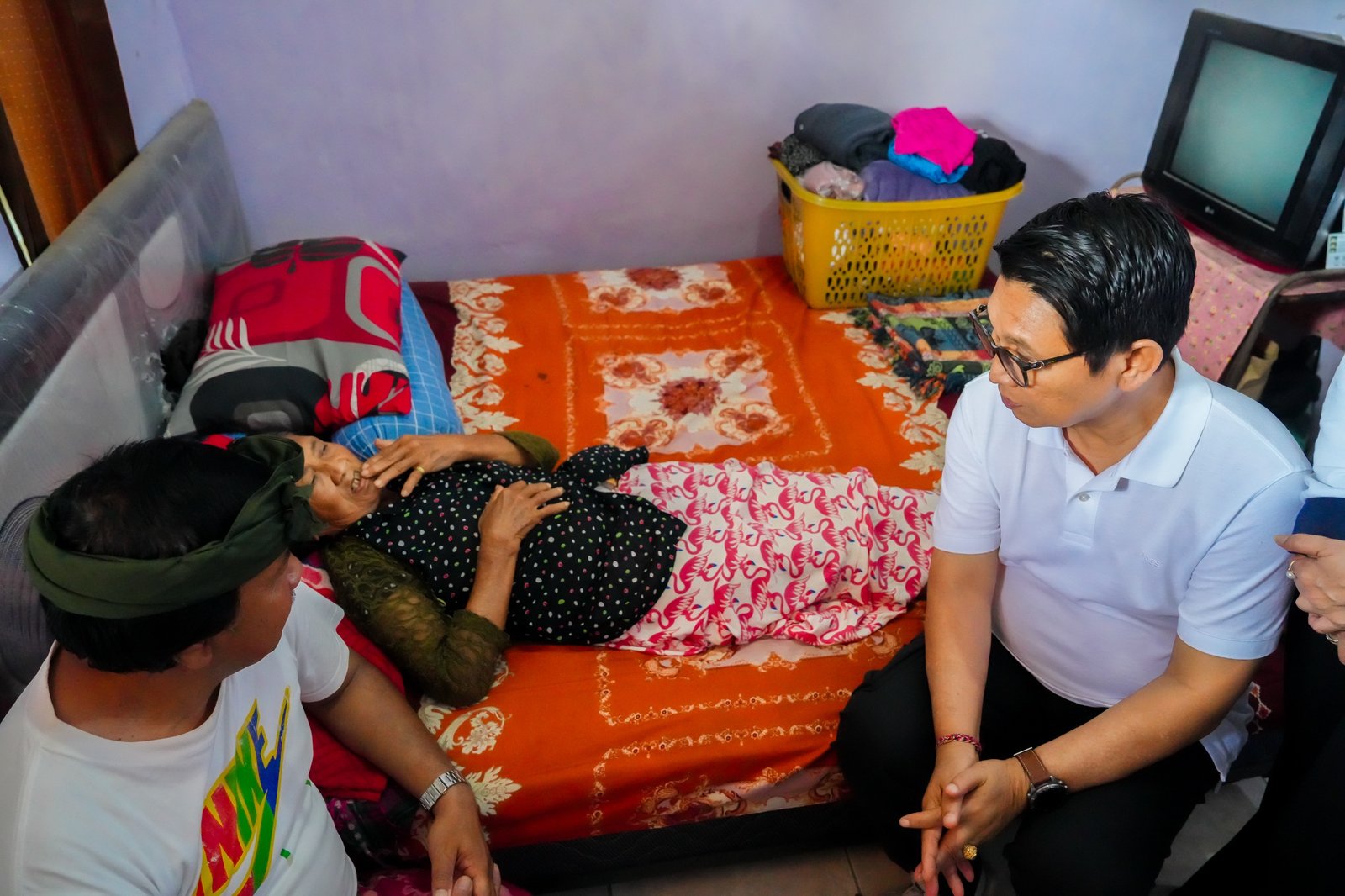 Sowan Langsung ke Rumah Warga, Bupati Badung dan K3S Salurkan Bantuan Kemanusiaan untuk Balita Disabilitas dan Lansia Penderita Kanker