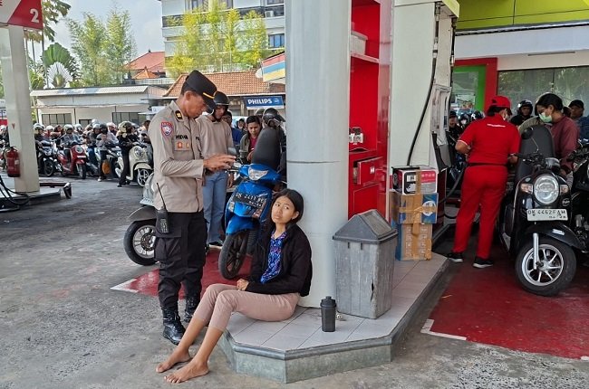 Viral! Ibu-Ibu Asal Bongkasa Roboh Tak Sadarkan Diri Saat Ikut Antrean Panjang BBM di Abiansemal