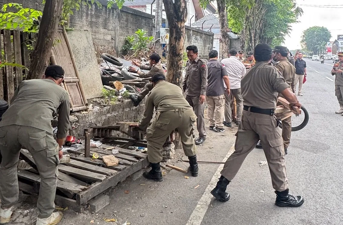 Abaikan Surat Peringatan Tujuh Hari, Satpol PP Badung Bongkar Enam Warung Liar di Jalan Gatsu Barat