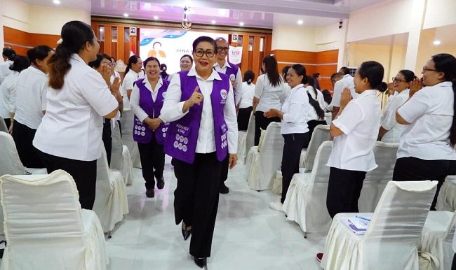 Bekali 111 Kader Asal Buleleng, Ketua TP Posyandu Bali Ajak Wujudkan Pelayanan Dasar yang Humanis