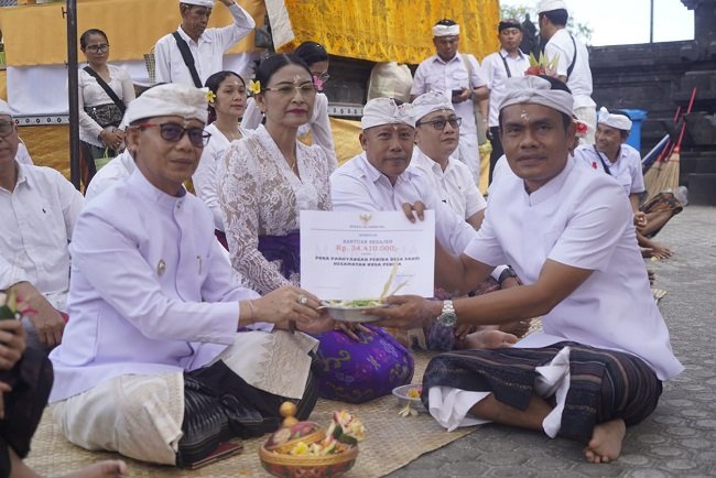 Padat Agenda Spiritual ! Bupati Satria Bersama Rombongan Hadiri Karya di Nusa Penida