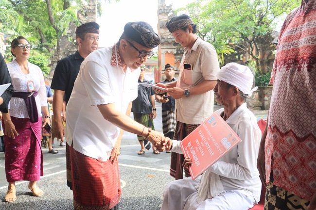 Wali Kota Jaya Negara Serahkan Bantuan Rp 238 Juta kepada 16 Warga Korban Kebakaran di Denpasar