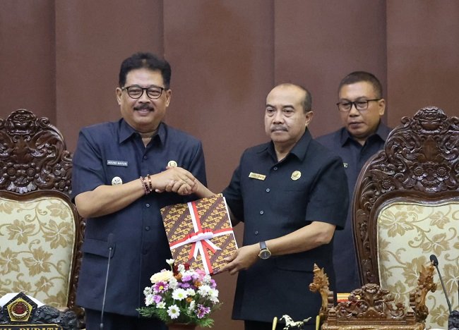 PAD Gianyar 2027 Tembus Rp 2,4 Triliun, Wabup Agung Mayun Resmi Ajukan 6 Ranperda Strategis ke DPRD