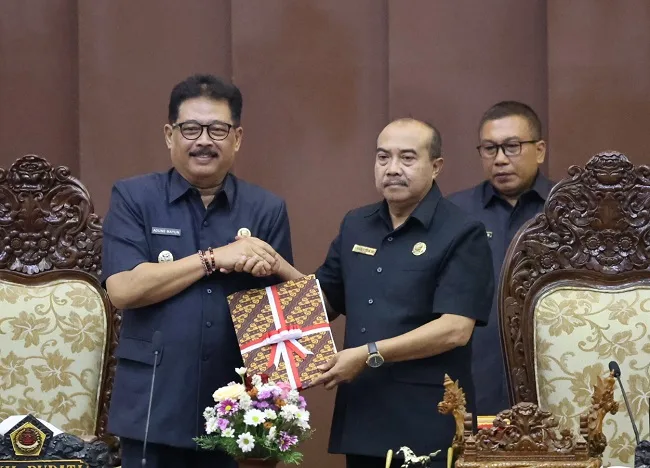 PAD Gianyar 2027 Tembus Rp 2,4 Triliun, Wabup Agung Mayun Resmi Ajukan 6 Ranperda Strategis ke DPRD