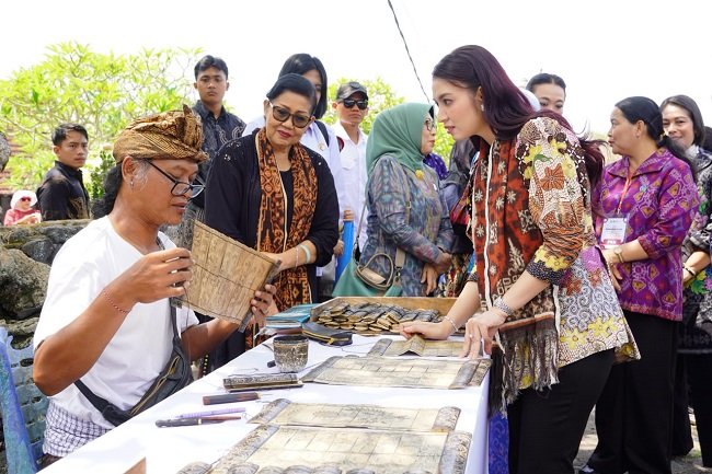 Khawatir Penenun Banyak Lansia! Selvi Gibran dan Putri Koster Bawa Misi Selamatkan Tenun Ikat Ganda Tenganan