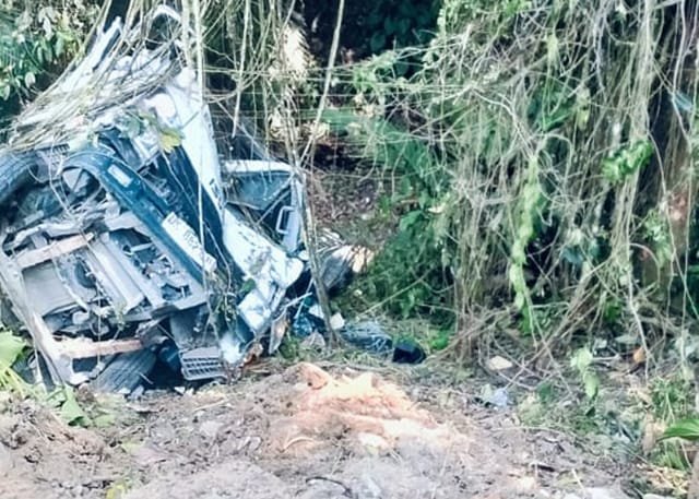 Truk Batu Bolder Alami Rem Blong di Sidemen, Sempat Hantam Minibus Sebelum Terperosok ke Jurang
