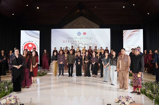 Wastra Hitakara, Dekranasda Bali Fashion Road Show Perkuat Eksistensi Kain Tenun Tradisional di Gianyar