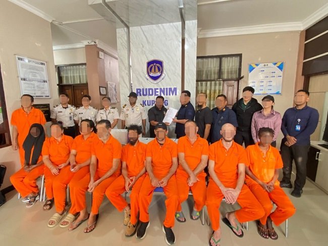 Buat Onar di Lovina hingga Ngemis di Canggu ! 10 WNA Pelanggar Hukum Dipindah Rudenim Denpasar ke Kupang